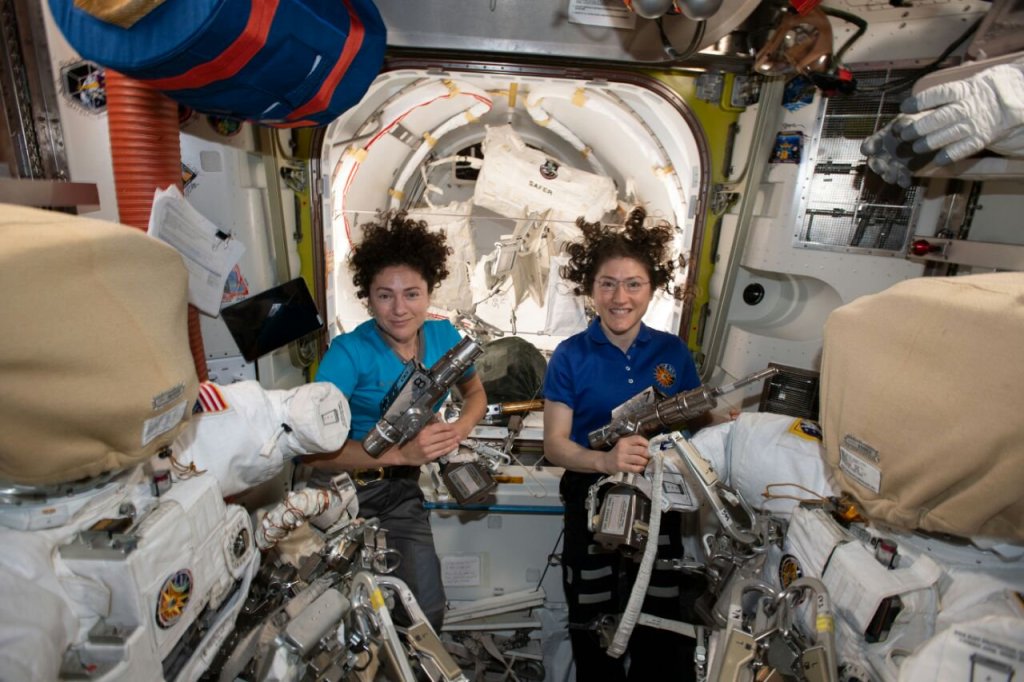 Retrasan primera caminata espacial realizada por mujeres